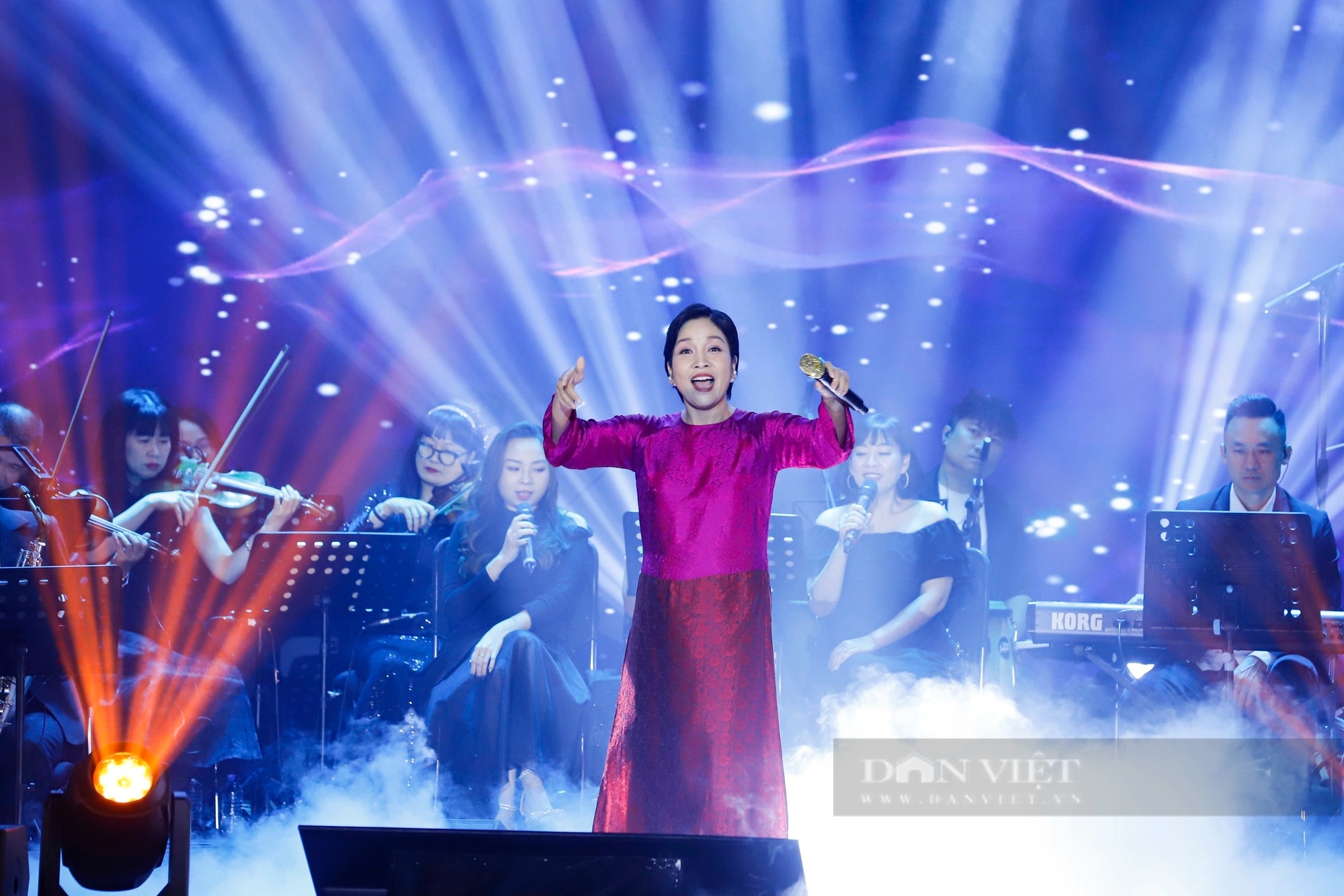 Diva Mỹ Linh hát ca khúc đặc biệt trong đêm nhạc tưởng nhớ PGS Tôn Thất Bách- Ảnh 4.