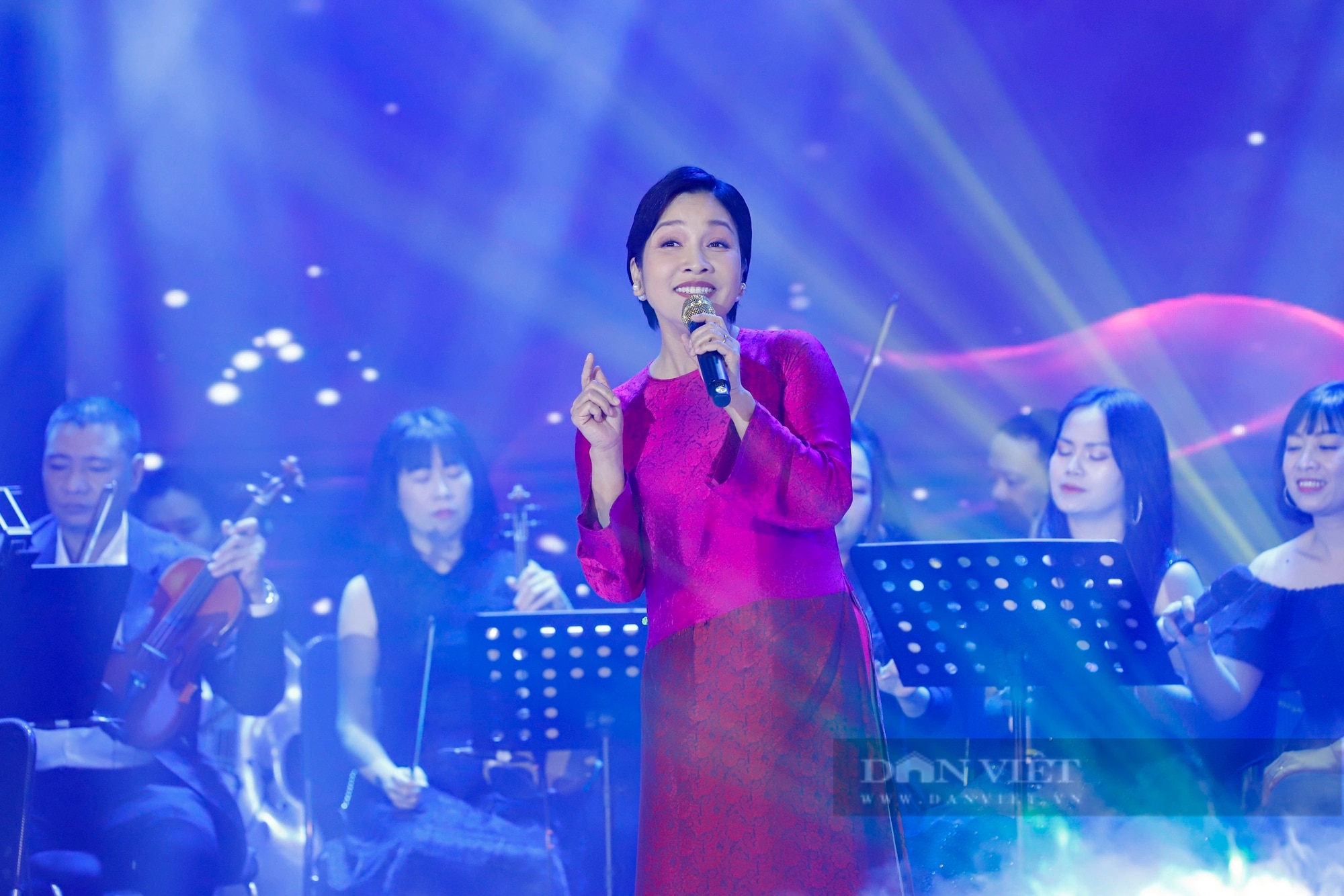 Diva Mỹ Linh hát ca khúc đặc biệt trong đêm nhạc tưởng nhớ PGS Tôn Thất Bách- Ảnh 5.