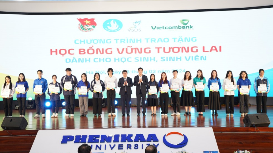 Tại lễ khai mạc đã trao học bổng Vững bước tương lai" cho 40 học sinh, sinh viên có khoàn cảnh khó khăn, vươn lên trong học tập