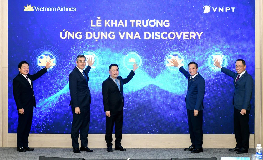 Lãnh đạo Vietnam Airline và VNPT nhấn nút khai trương Ứng dụng VNA Discovery.JPG