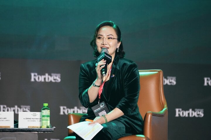 Chị Ức My nhấn mạnh tính cấp bách trong thúc đẩy giá trị kinh tế xanh tuần hoàn trên phạm vi quốc tế, đặc biệt trong lĩnh vực nông nghiệp công nghệ cao, tại Hội nghị Phát triển bền vững ngày 13/4/2023 do Forbes Việt Nam tổ chức.