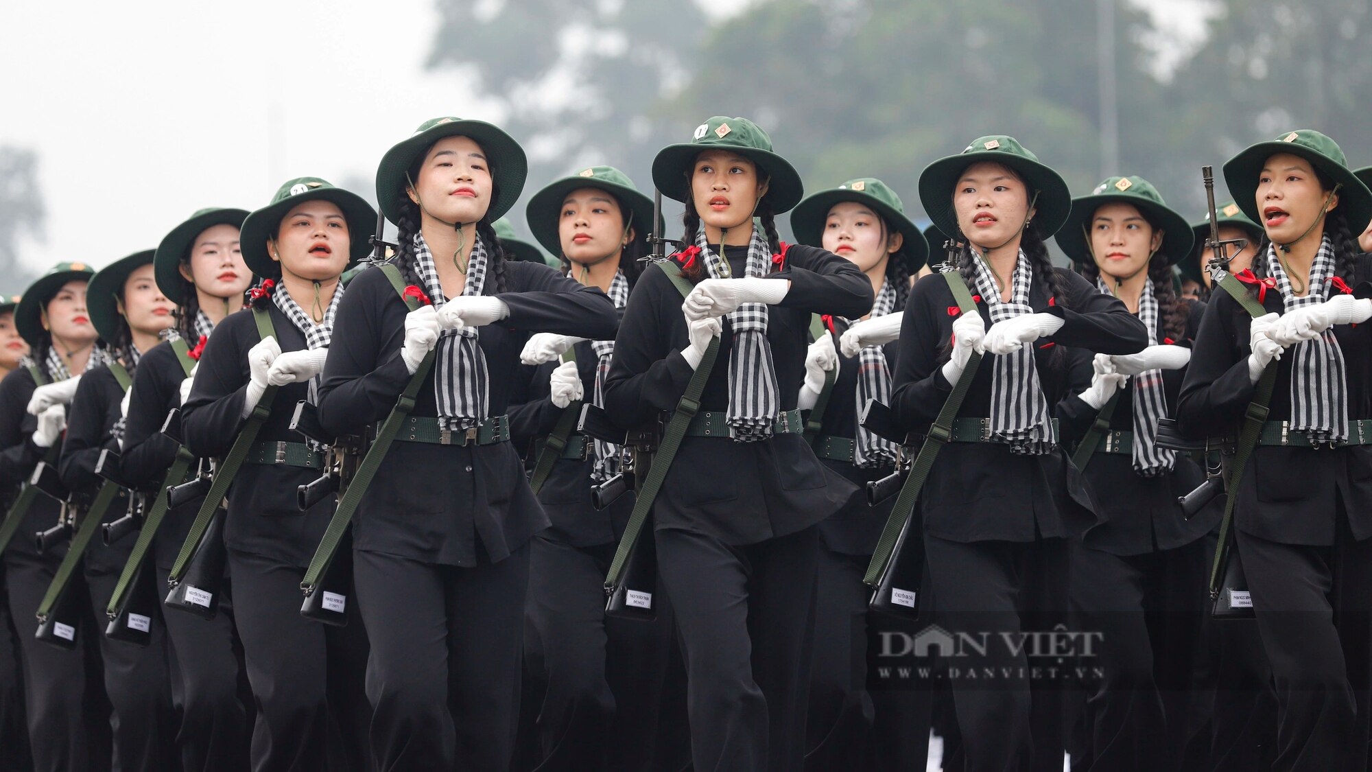 Nữ du kích miền Nam bảo lưu đại học, cầm súng AK tham gia huấn luyện diễu binh kỷ niệm Chiến thắng Điện Biên Phủ- Ảnh 5.
