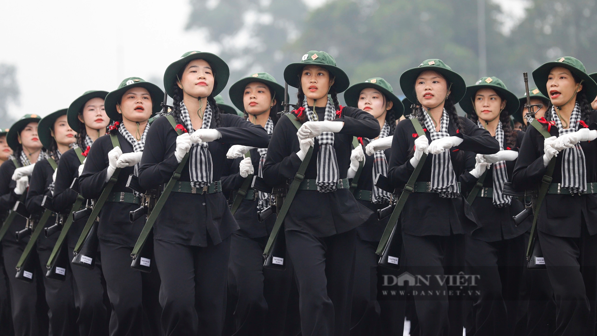 Nữ du kích miền Nam bảo lưu đại học, cầm súng AK tham gia huấn luyện diễu binh kỷ niệm Chiến thắng Điện Biên Phủ- Ảnh 5. Nữ du kích miền Nam bảo lưu đại học, cầm súng AK tham gia huấn luyện diễu binh kỷ niệm Chiến thắng Điện Biên Phủ- Ảnh 5.