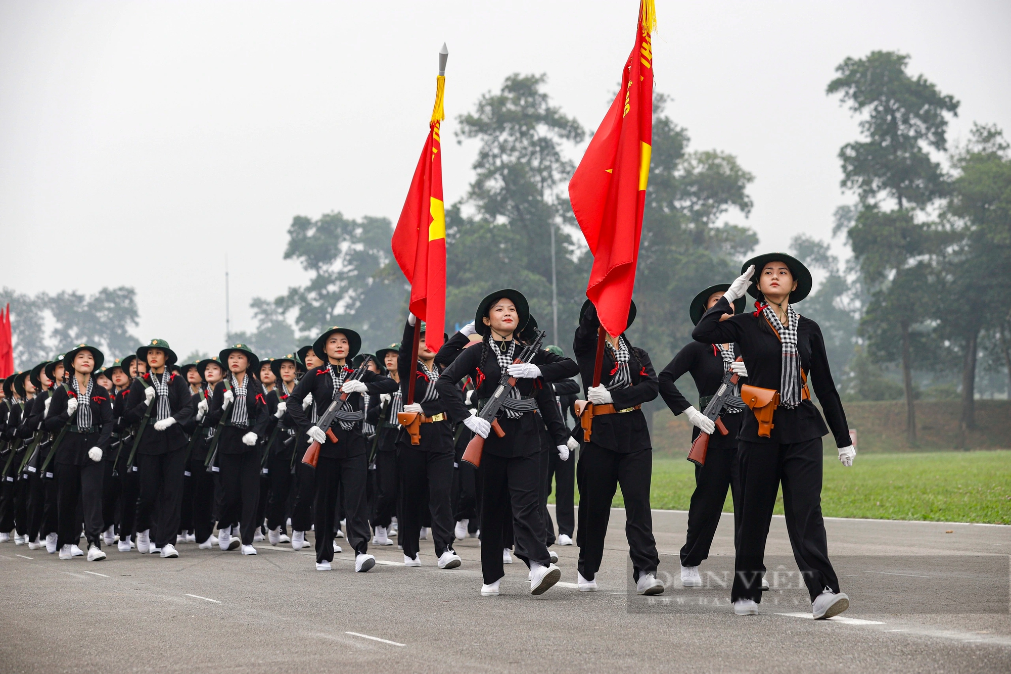 Nữ du kích miền Nam bảo lưu đại học, cầm súng AK tham gia huấn luyện diễu binh kỷ niệm Chiến thắng Điện Biên Phủ- Ảnh 4. Nữ du kích miền Nam bảo lưu đại học, cầm súng AK tham gia huấn luyện diễu binh kỷ niệm Chiến thắng Điện Biên Phủ- Ảnh 4.