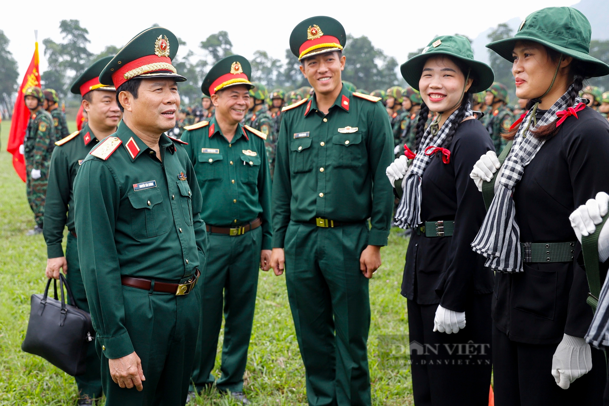 Nữ du kích miền Nam bảo lưu đại học, cầm súng AK tham gia huấn luyện diễu binh kỷ niệm Chiến thắng Điện Biên Phủ- Ảnh 7. Nữ du kích miền Nam bảo lưu đại học, cầm súng AK tham gia huấn luyện diễu binh kỷ niệm Chiến thắng Điện Biên Phủ- Ảnh 7.