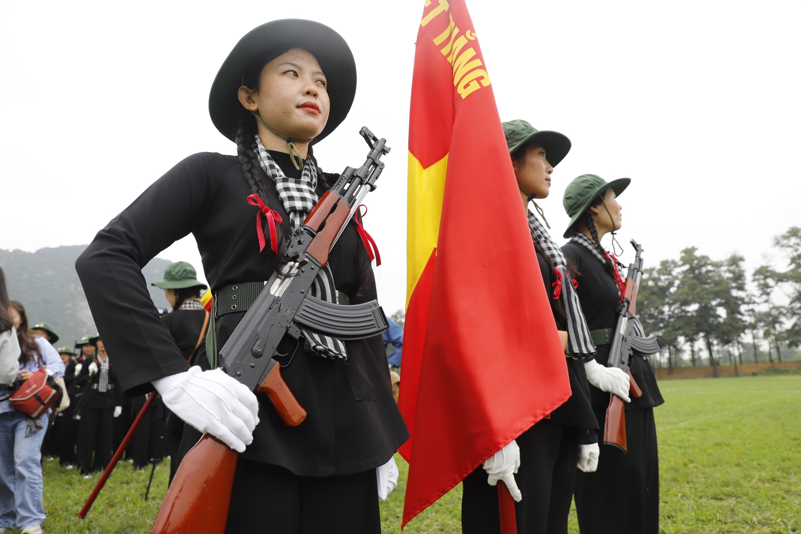 Nữ du kích miền Nam bảo lưu đại học, cầm súng AK tham gia huấn luyện diễu binh kỷ niệm Chiến thắng Điện Biên Phủ- Ảnh 9.