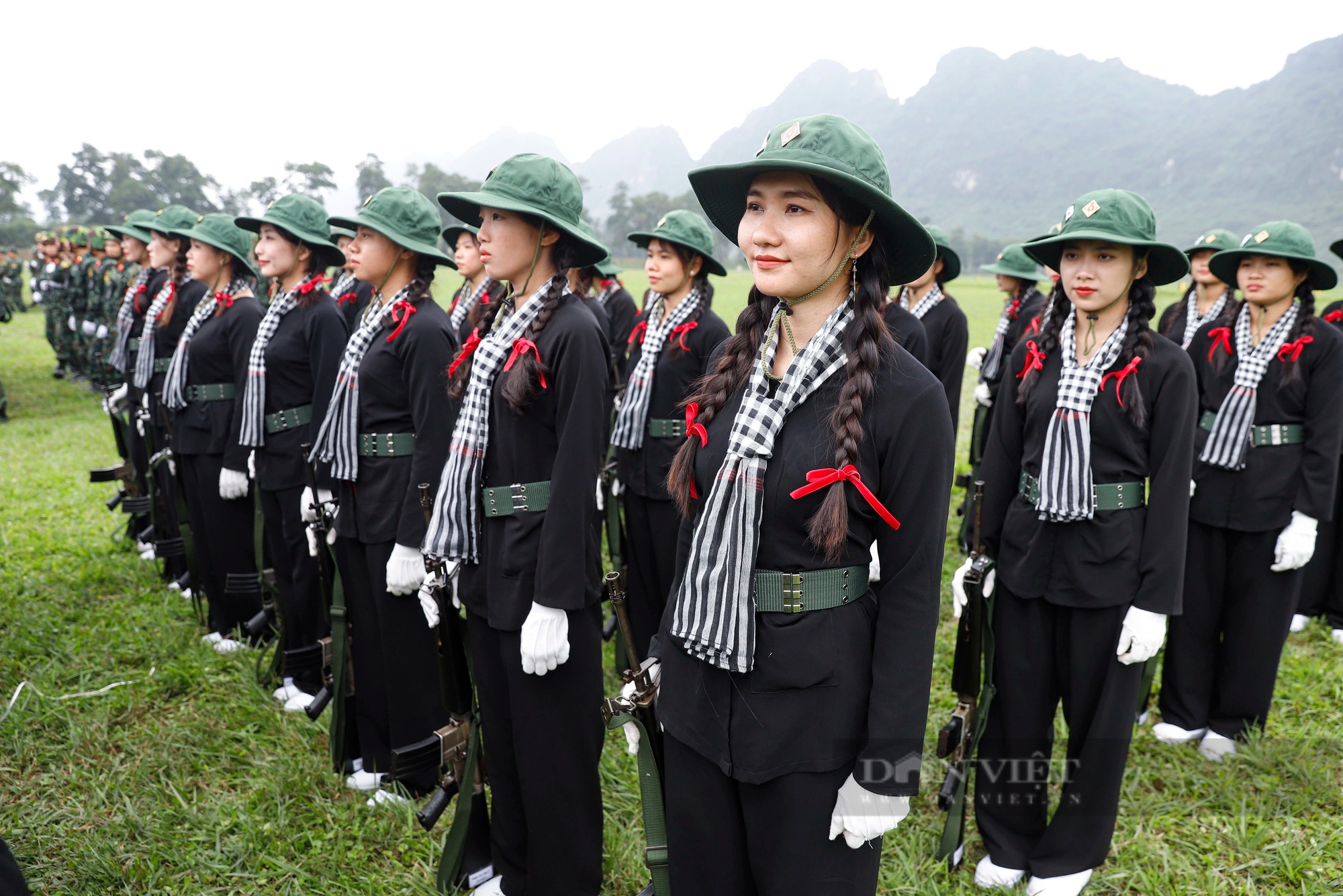 Nữ du kích miền Nam bảo lưu đại học, cầm súng AK tham gia huấn luyện diễu binh kỷ niệm Chiến thắng Điện Biên Phủ- Ảnh 8. Nữ du kích miền Nam bảo lưu đại học, cầm súng AK tham gia huấn luyện diễu binh kỷ niệm Chiến thắng Điện Biên Phủ- Ảnh 8.