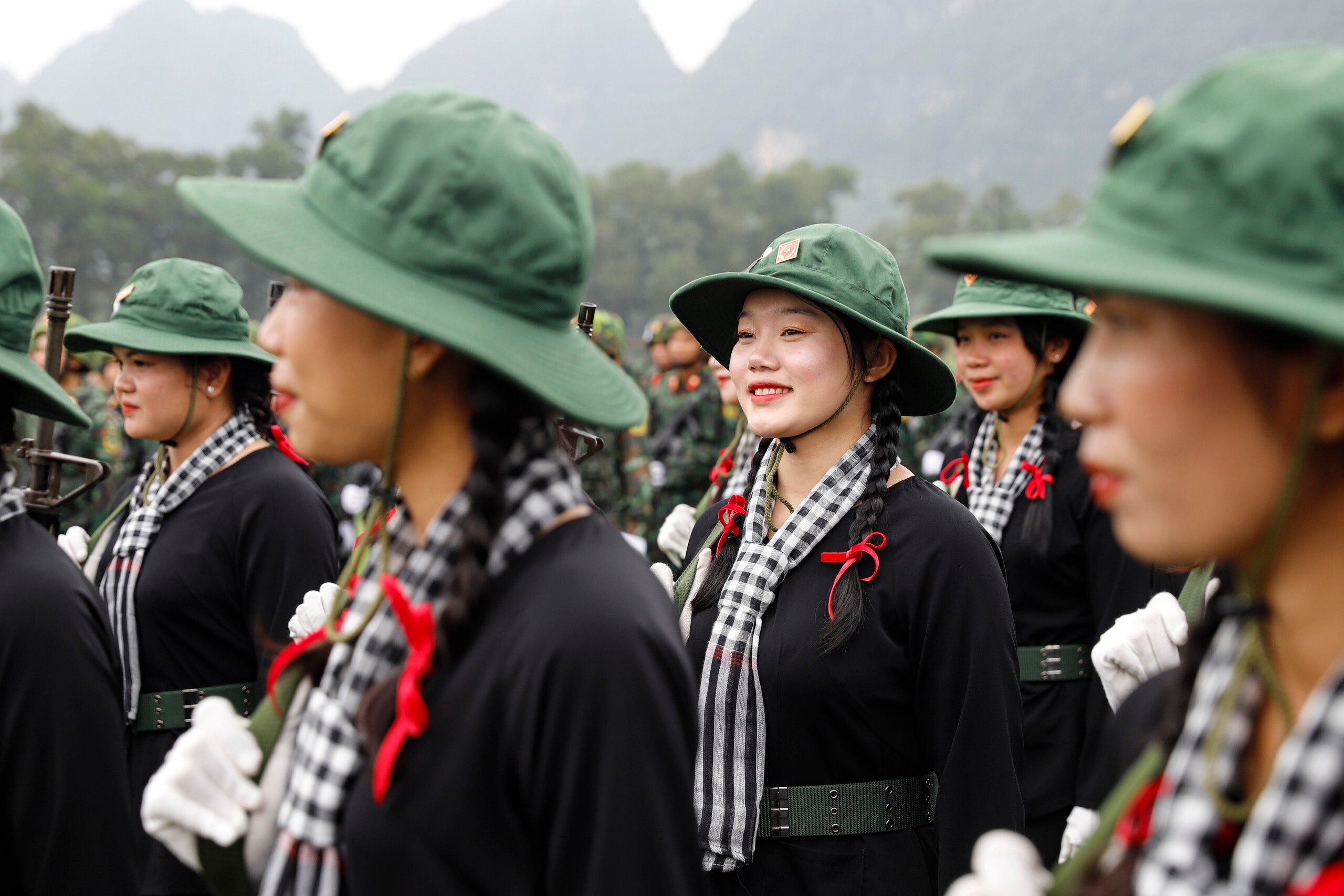 Nữ du kích miền Nam bảo lưu đại học, cầm súng AK tham gia huấn luyện diễu binh kỷ niệm Chiến thắng Điện Biên Phủ- Ảnh 10.