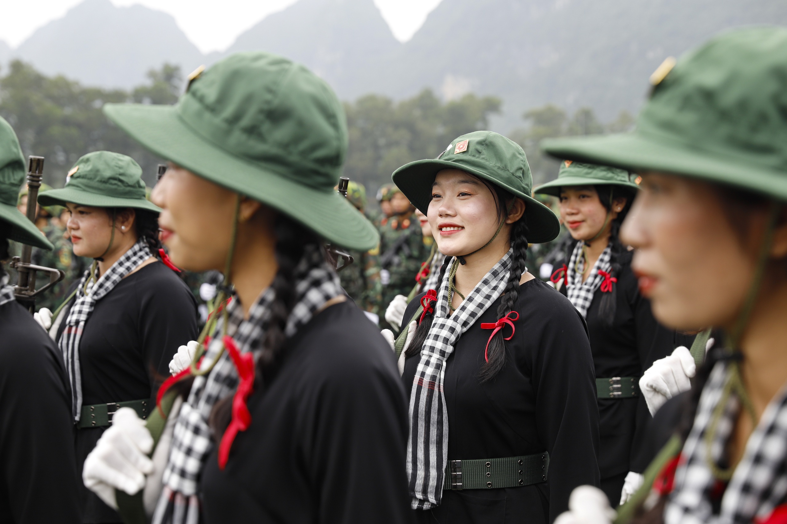 Nữ du kích miền Nam bảo lưu đại học, cầm súng AK tham gia huấn luyện diễu binh kỷ niệm Chiến thắng Điện Biên Phủ- Ảnh 10. Nữ du kích miền Nam bảo lưu đại học, cầm súng AK tham gia huấn luyện diễu binh kỷ niệm Chiến thắng Điện Biên Phủ- Ảnh 10.