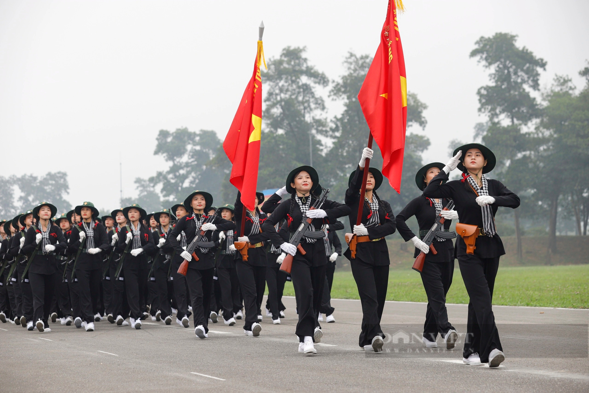 Nữ du kích miền Nam bảo lưu đại học, cầm súng AK tham gia huấn luyện diễu binh kỷ niệm Chiến thắng Điện Biên Phủ- Ảnh 12. Nữ du kích miền Nam bảo lưu đại học, cầm súng AK tham gia huấn luyện diễu binh kỷ niệm Chiến thắng Điện Biên Phủ- Ảnh 12.
