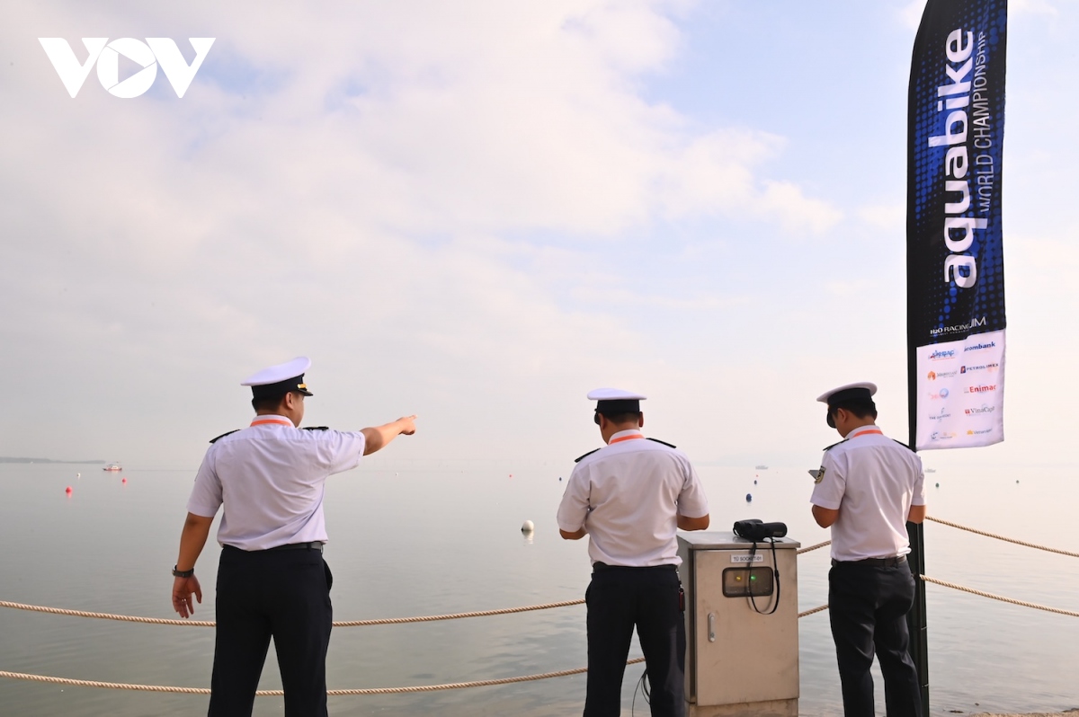 các tay đua mô tô nước biểu diễn những màn lướt sóng đẹp mắt hình ảnh 4 cac tay dua mo to nuoc bieu dien nhung man luot song dep mat hinh anh 4