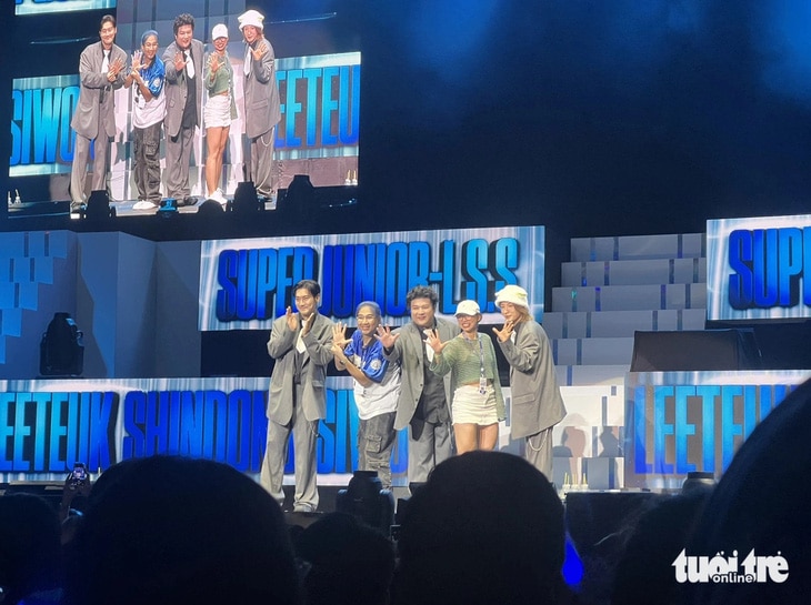 Super Junior L.S.S giao lưu cùng fan trên sân khấu - Ảnh: HOÀNG TRANG