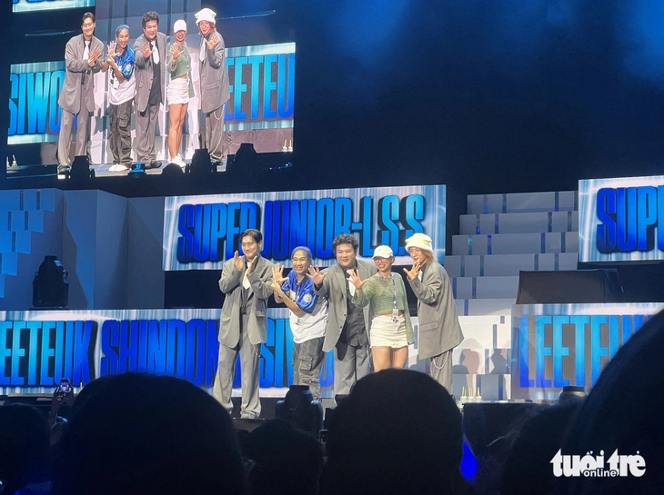 Super Junior L.S.S giao lưu cùng fan trên sân khấu - Ảnh: HOÀNG TRANG Super Junior L.S.S giao lưu cùng fan trên sân khấu - Ảnh: HOÀNG TRANG