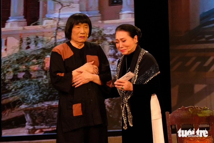 Nghệ sĩ Minh Vương (bên trái) và nghệ sĩ Bạch Tuyết trong trích đoạn Đời cô Lựu - Ảnh: LINH ĐOAN