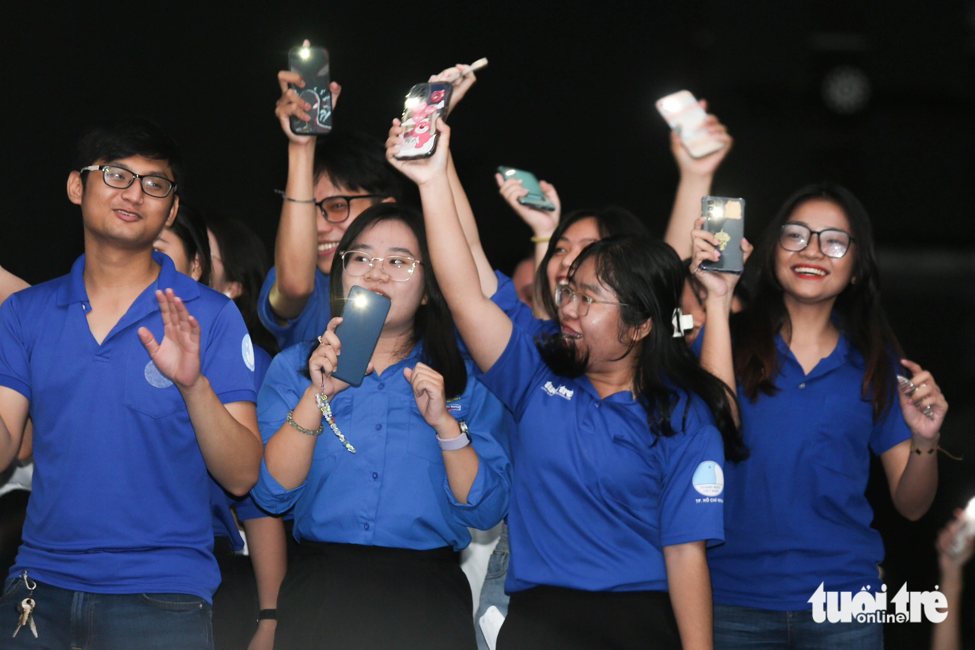 H'Hen Nie kêu gọi tắt đèn hưởng ứng chiến dịch Giờ Trái đất- Ảnh 7. Tắt đèn 1 giờ truyền thông điệp tiết kiệm năng lượng, bảo vệ môi trường - Ảnh: PHƯƠNG QUYÊN