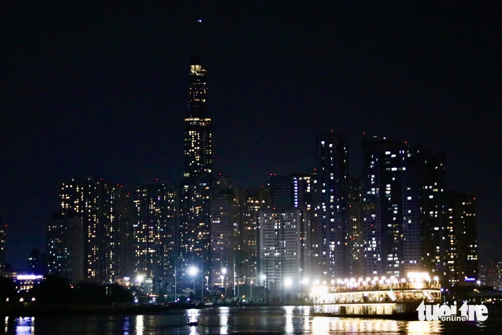 Tòa nhà Landmark 81 và tòa cao ốc cũng tắt bớt đèn trong Giờ Trái đất (20h30 đến 21h30 ngày 23-3-2024) - Ảnh: TIẾN QUỐC