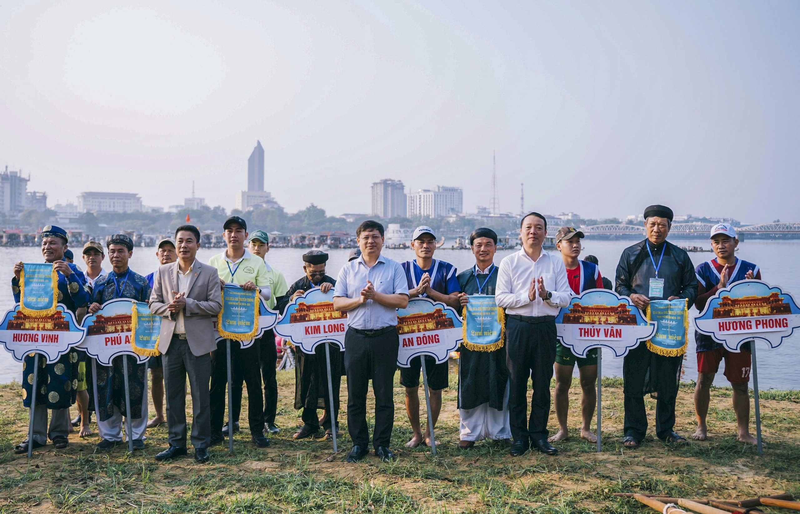 Khán giả reo hò, xem ghe đua "lộn vè" trên sông Hương - Ảnh 2. Khán giả reo hò, xem ghe đua "lộn vè" trên sông Hương - Ảnh 2.