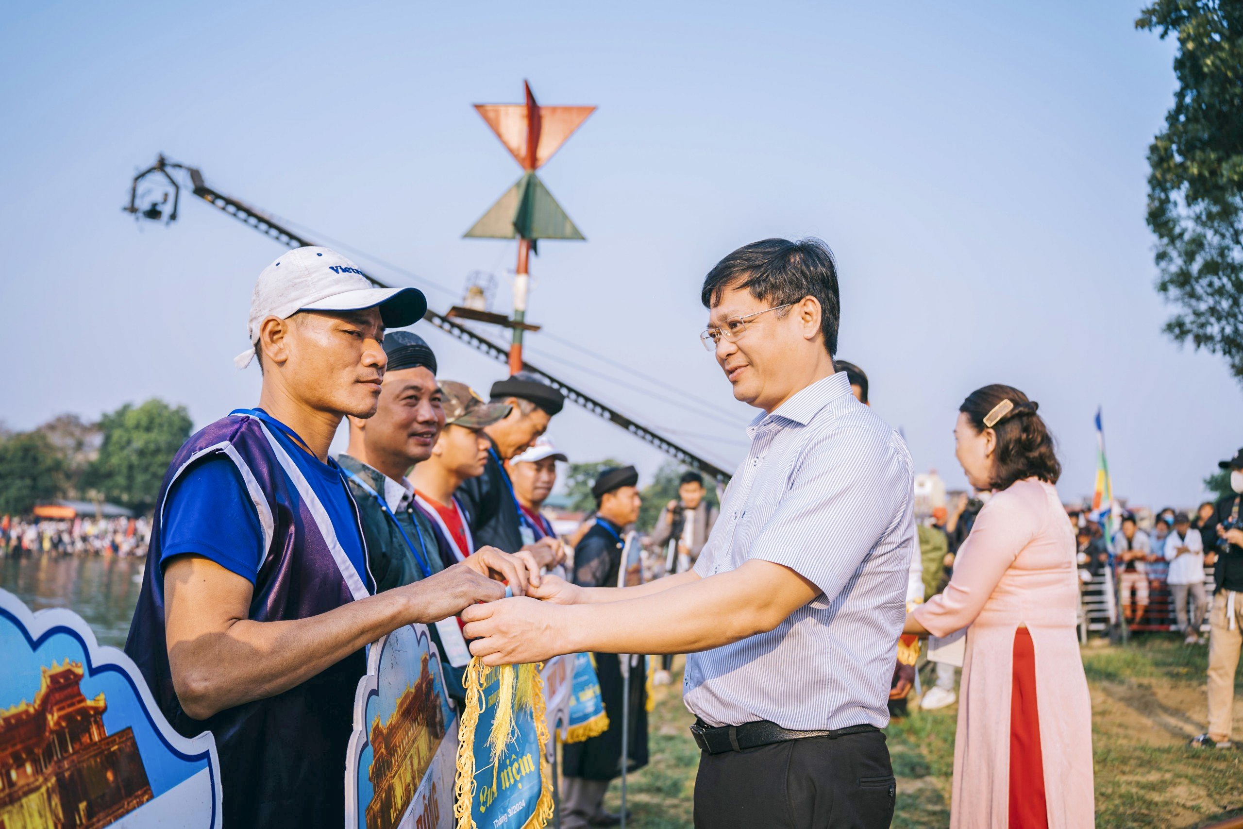 Khán giả reo hò, xem ghe đua "lộn vè" trên sông Hương - Ảnh 3. Khán giả reo hò, xem ghe đua "lộn vè" trên sông Hương - Ảnh 3.