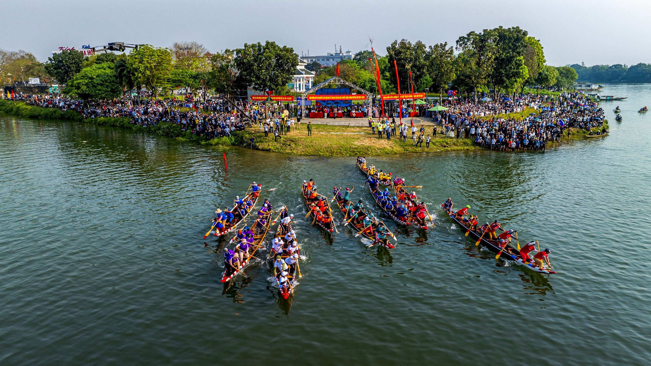 Khán giả reo hò, xem ghe đua "lộn vè" trên sông Hương - Ảnh 4. Khán giả reo hò, xem ghe đua "lộn vè" trên sông Hương - Ảnh 4.