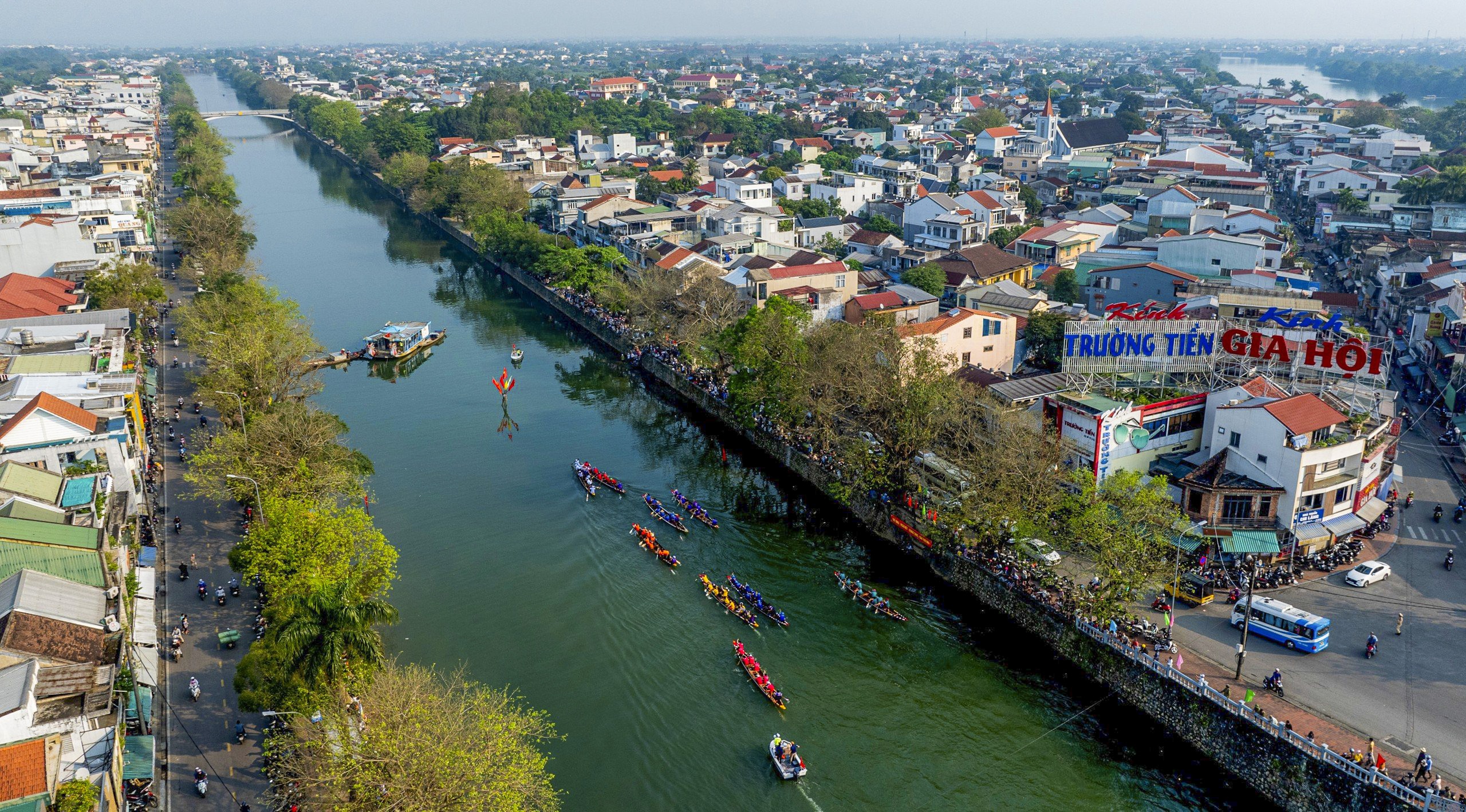 Khán giả reo hò, xem ghe đua "lộn vè" trên sông Hương - Ảnh 6. Khán giả reo hò, xem ghe đua "lộn vè" trên sông Hương - Ảnh 6.