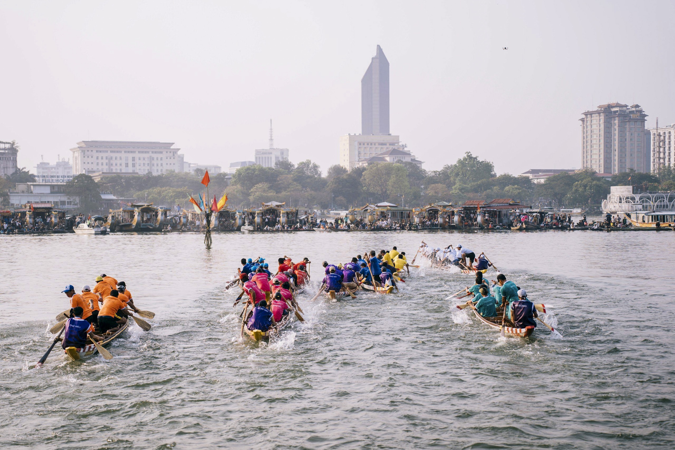 Khán giả reo hò, xem ghe đua "lộn vè" trên sông Hương - Ảnh 5. Khán giả reo hò, xem ghe đua "lộn vè" trên sông Hương - Ảnh 5.