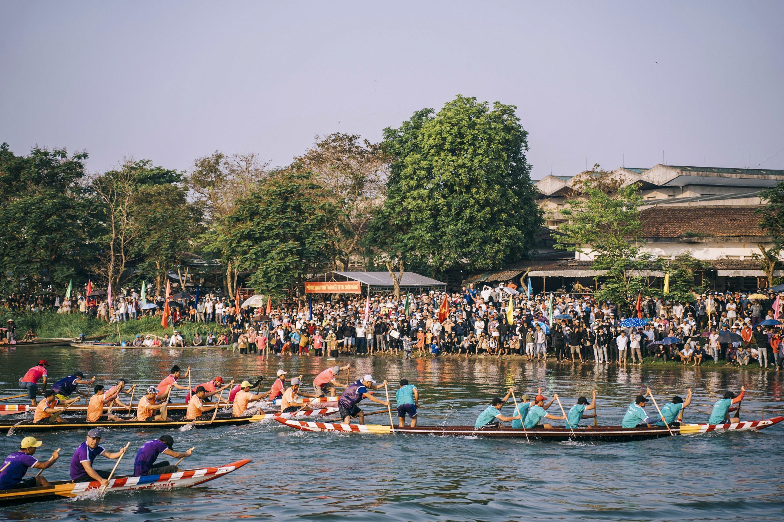 Khán giả reo hò, xem ghe đua "lộn vè" trên sông Hương - Ảnh 7. Khán giả reo hò, xem ghe đua "lộn vè" trên sông Hương - Ảnh 7.