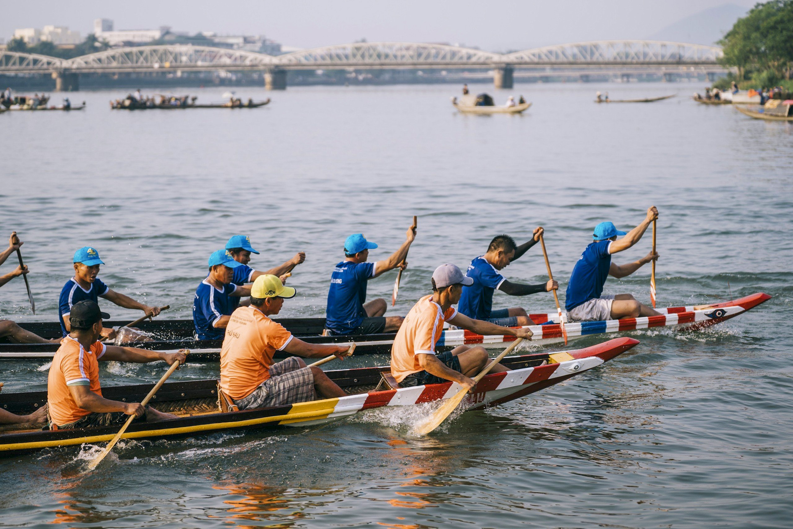 Khán giả reo hò, xem ghe đua "lộn vè" trên sông Hương - Ảnh 8. Khán giả reo hò, xem ghe đua "lộn vè" trên sông Hương - Ảnh 8.