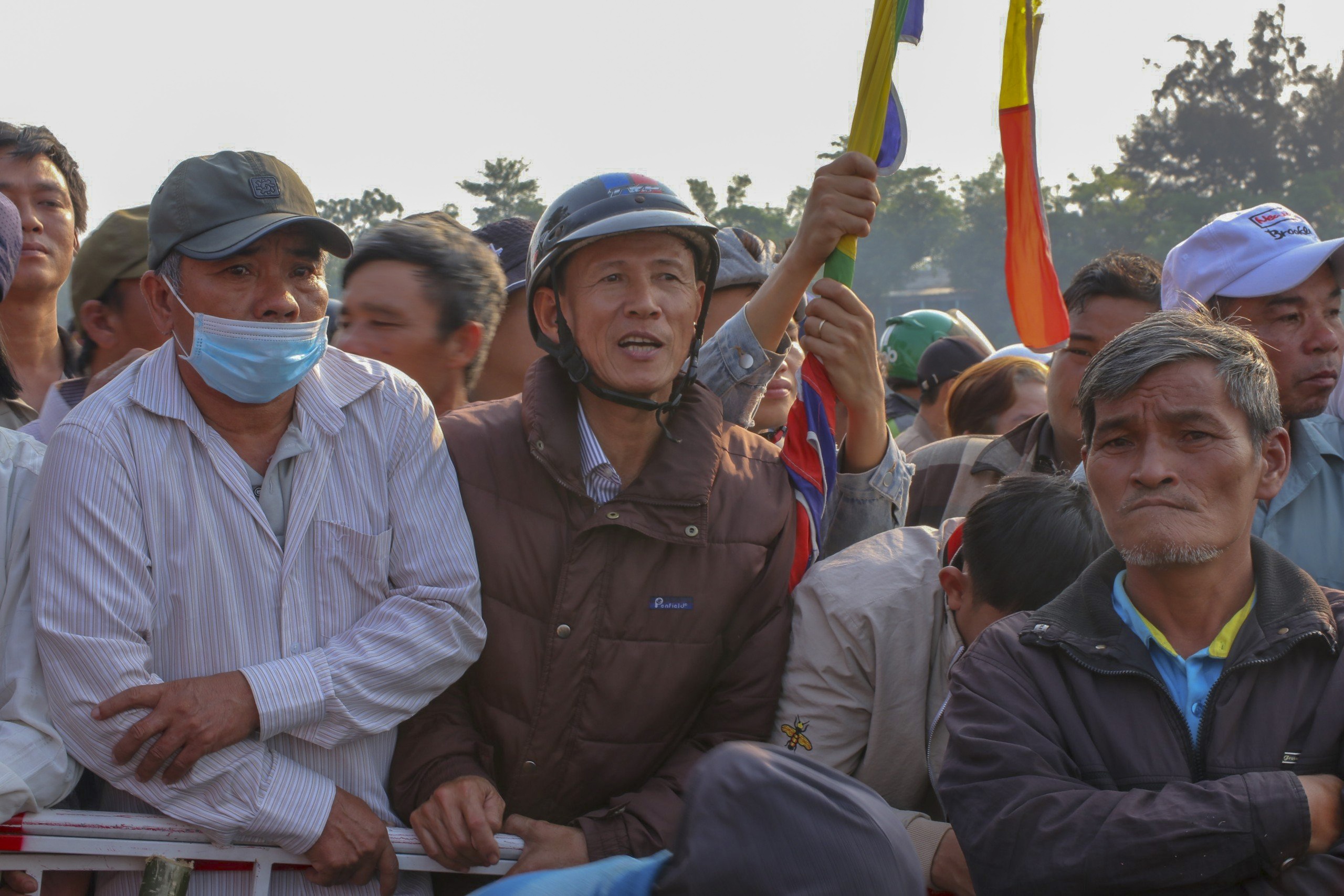 Khán giả reo hò, xem ghe đua "lộn vè" trên sông Hương - Ảnh 11. Khán giả reo hò, xem ghe đua "lộn vè" trên sông Hương - Ảnh 11.