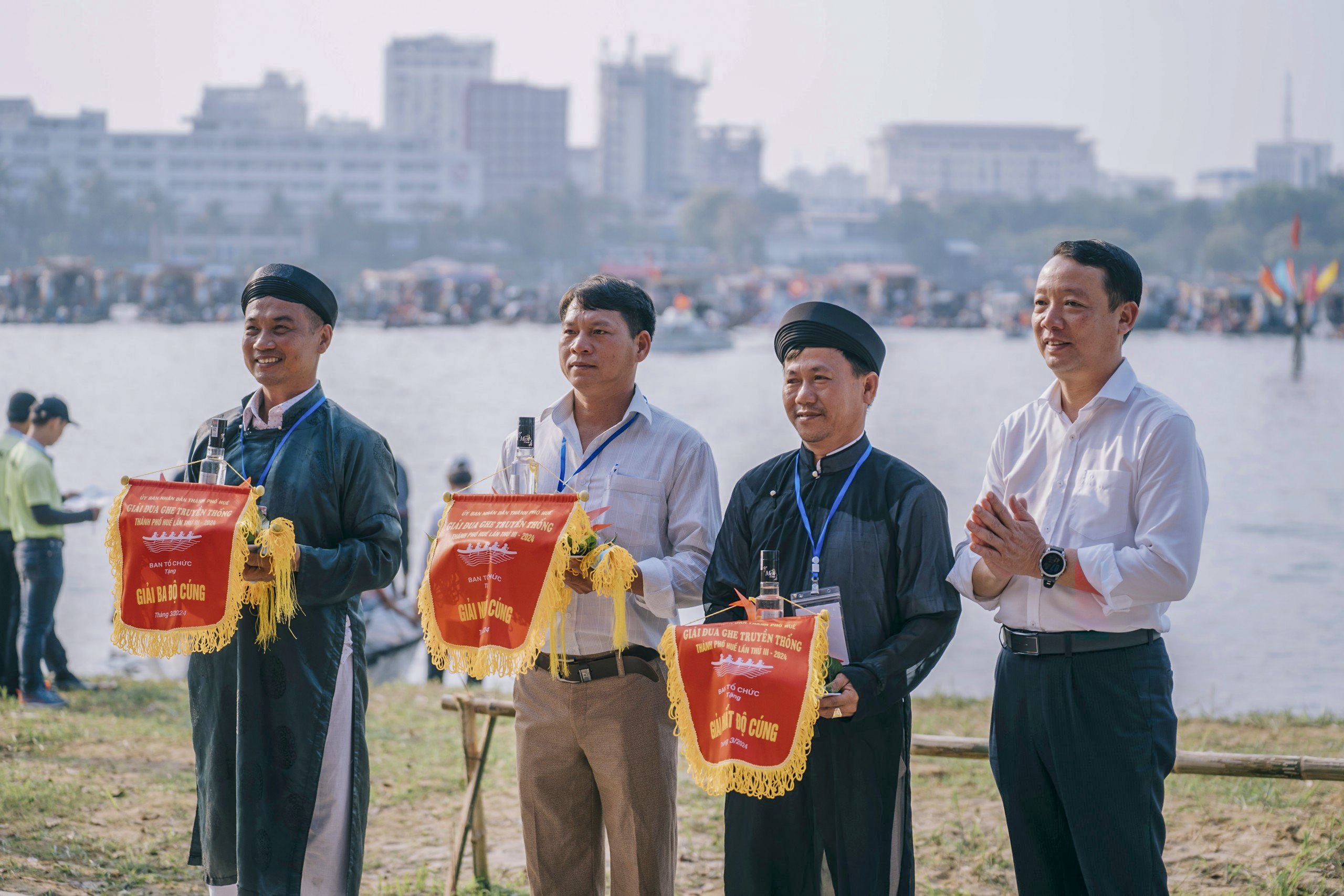 Khán giả reo hò, xem ghe đua "lộn vè" trên sông Hương - Ảnh 16. Khán giả reo hò, xem ghe đua "lộn vè" trên sông Hương - Ảnh 16.