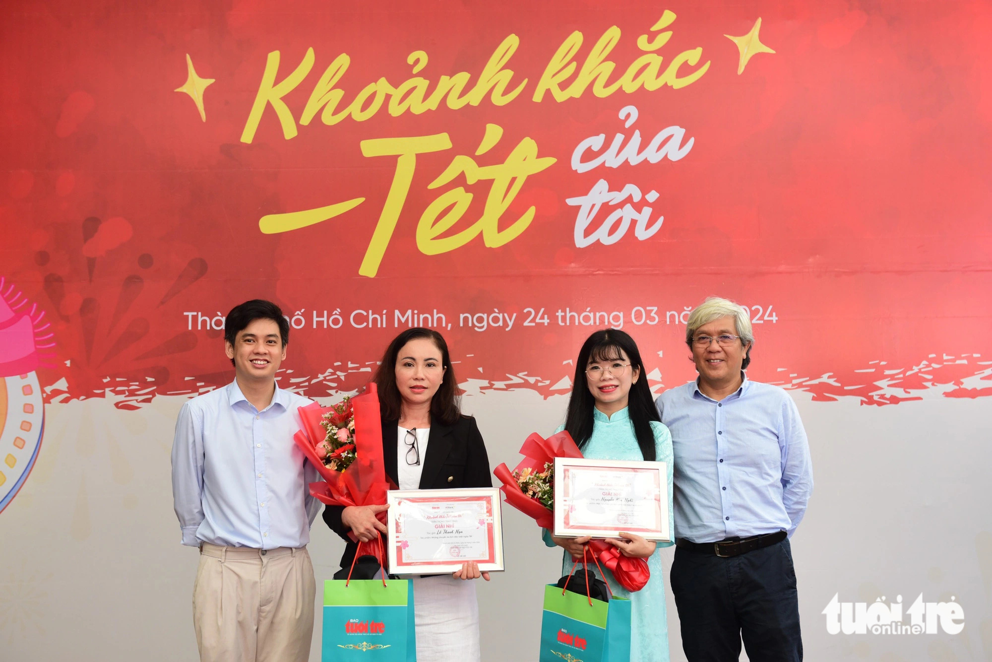 Trao giải 'Khoảnh khắc Tết của tôi': Nhiều hoạt động khám phá độc đáo, truyền cảm hứng- Ảnh 4. Tác giả Lê Thanh Nga (áo đen) và tác giả Nguyễn Kim Nghỉ (áo dài xanh) cùng nhận giải nhì cuộc thi Khoảnh khắc Tết của tôi
