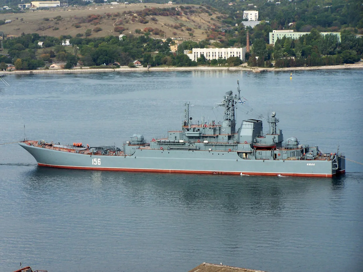 Ukraine tuyên bố đánh trúng 2 tàu đổ bộ lớn của Nga tại Crimea- Ảnh 2. Ukraine tuyên bố đánh trúng 2 tàu đổ bộ lớn của Nga tại Crimea- Ảnh 2.