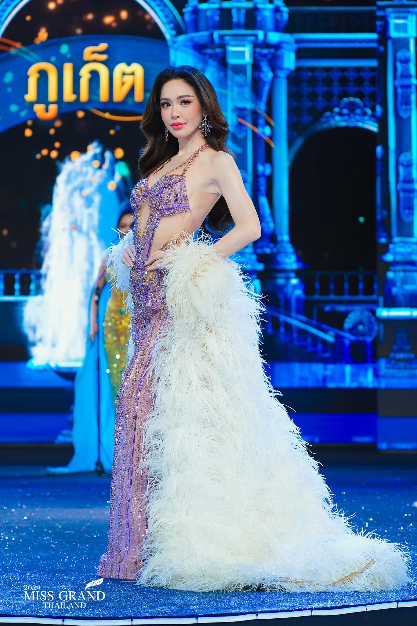 Váy dạ hội lộ nội y tràn ngập Hoa hậu Hòa bình Thái Lan ảnh 12