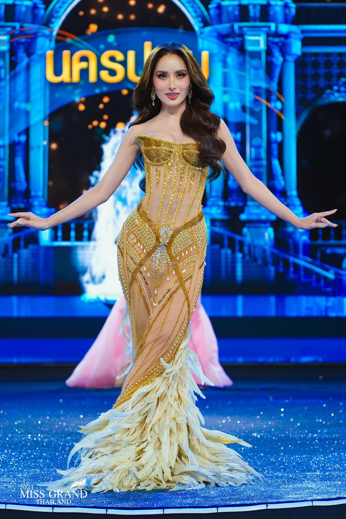 Váy dạ hội lộ nội y tràn ngập Hoa hậu Hòa bình Thái Lan ảnh 17