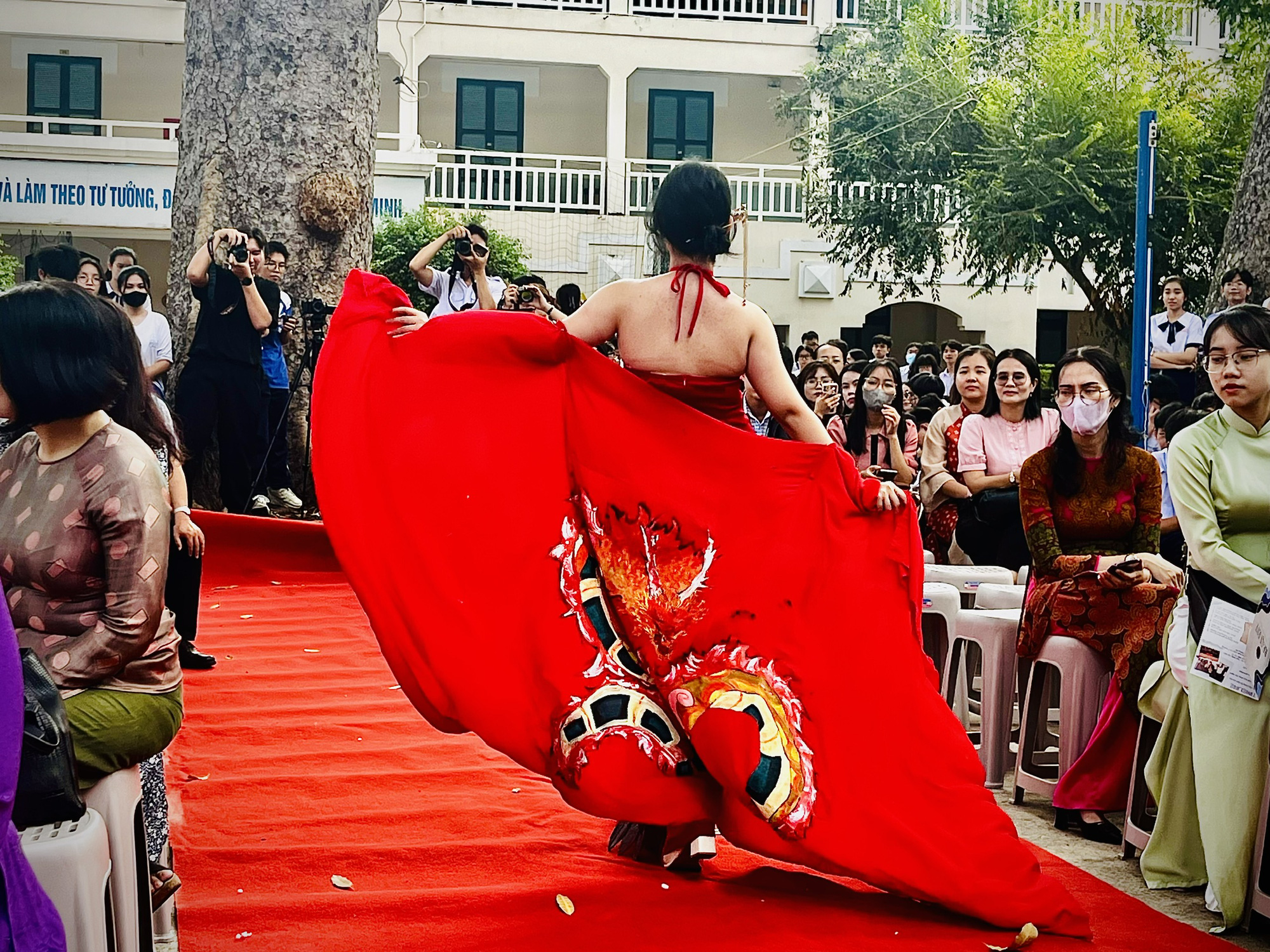 Báo cáo dự án liên môn học bằng màn trình diễn thời trang tái chế- Ảnh 4. Bộ váy áo lấy cảm hứng từ hình ảnh mạnh mẽ và hùng vĩ của những di sản văn hóa của vùng đất Hà Nội - Quảng Ninh và sử dụng chất liệu thân thiện môi trường - Ảnh: MỸ DUNG