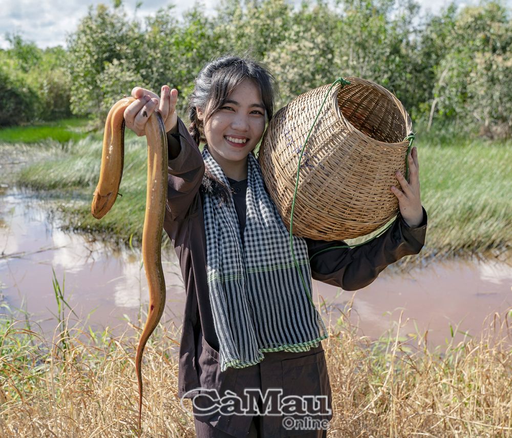 Theo ông nông dân một xã ở Cà Mau vô khu rừng nổi tiếng đặt trúm, học sinh túm được con lươn to bự- Ảnh 4.