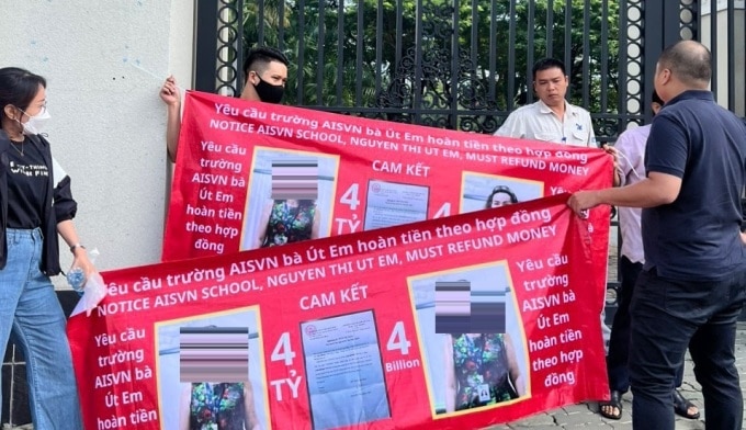 Phụ huynh trường quốc tế Mỹ Việt Nam đến cổng trường đòi nợ hôm 21/9. Ảnh: Phụ huynh cung cấp