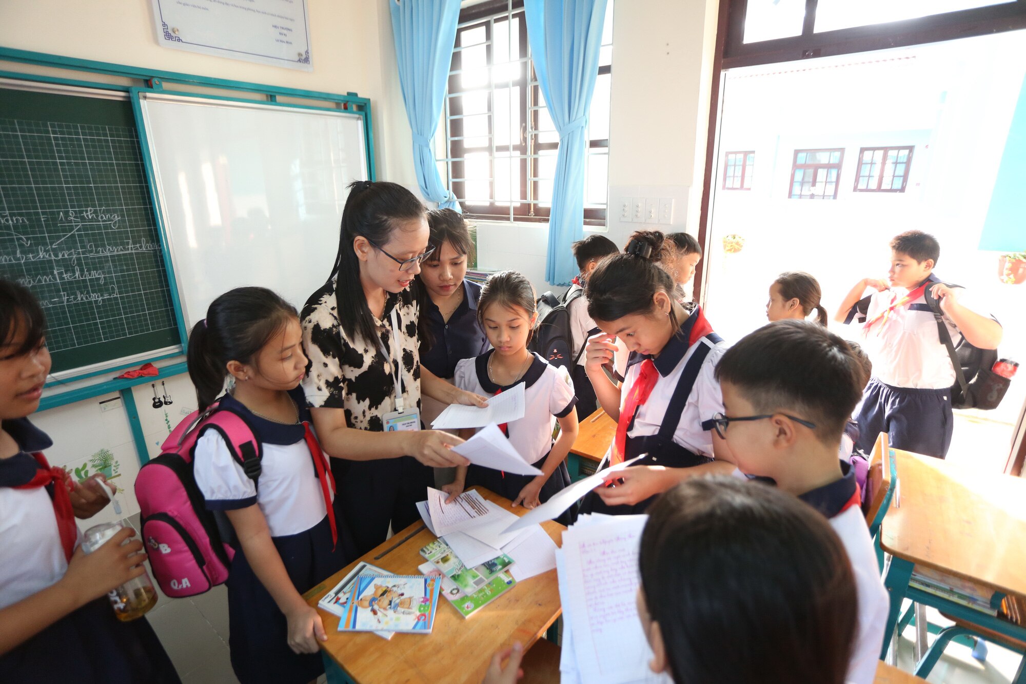 Sinh viên thực tập được cô Trần Thị Nhung hướng dẫn sửa bài cho học sinh