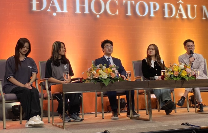 Hải (thứ ba từ phải sang) cùng các học sinh trúng tuyển đại học top đầu Mỹ chia sẻ kinh nghiệm tại hội thảo du học chiều 24/3 ở Hà Nội. Ảnh: Bình Minh