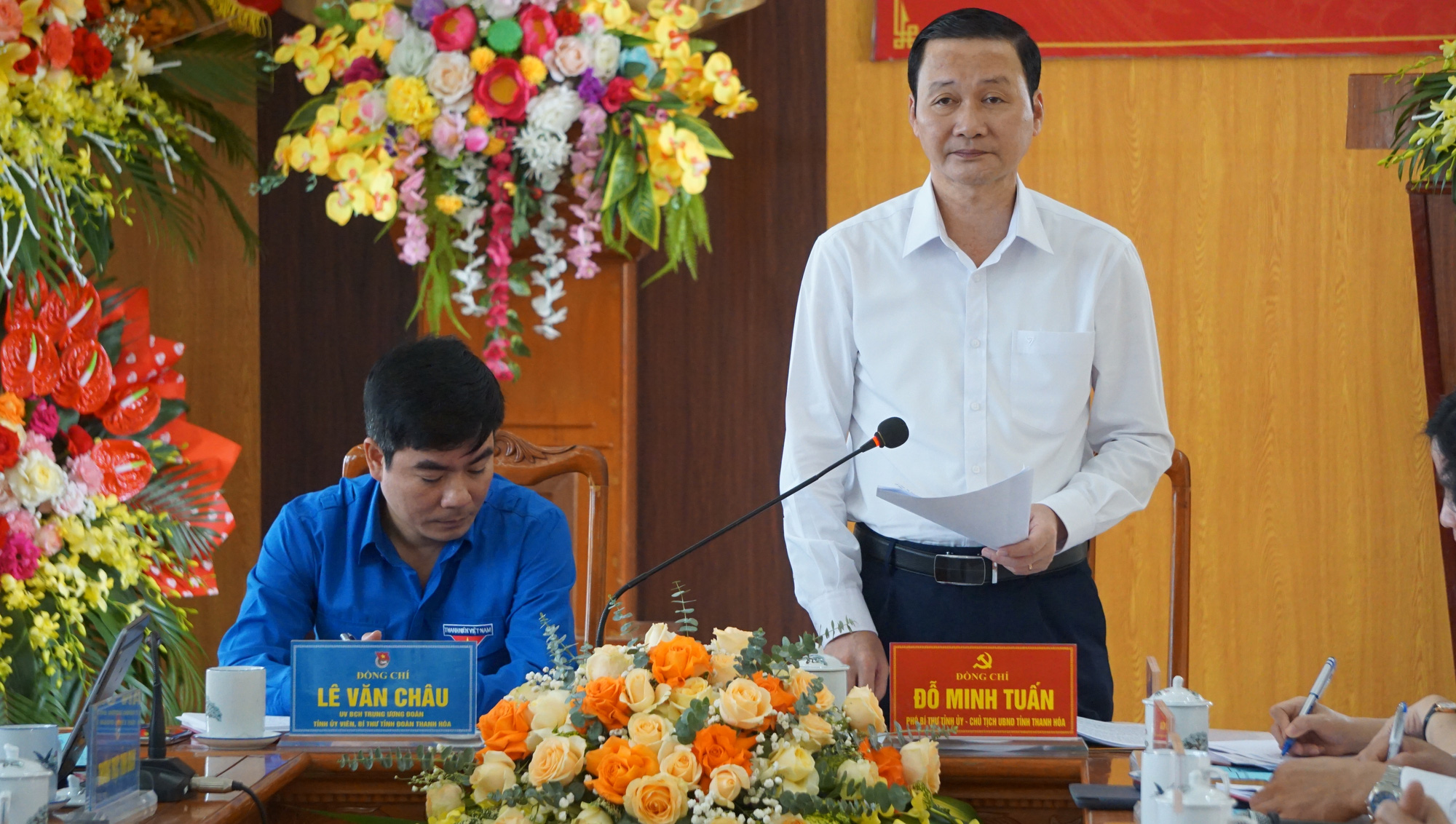 Thiếu cán bộ Đoàn trầm trọng, hoạt động Đoàn ở Thanh Hóa gặp khó khăn- Ảnh 3. Ông Đỗ Minh Tuấn - phó bí thư Tỉnh ủy, chủ tịch UBND tỉnh Thanh Hóa - phát biểu tại buổi làm việc sáng 25-3 - Ảnh: HÀ ĐỒNG