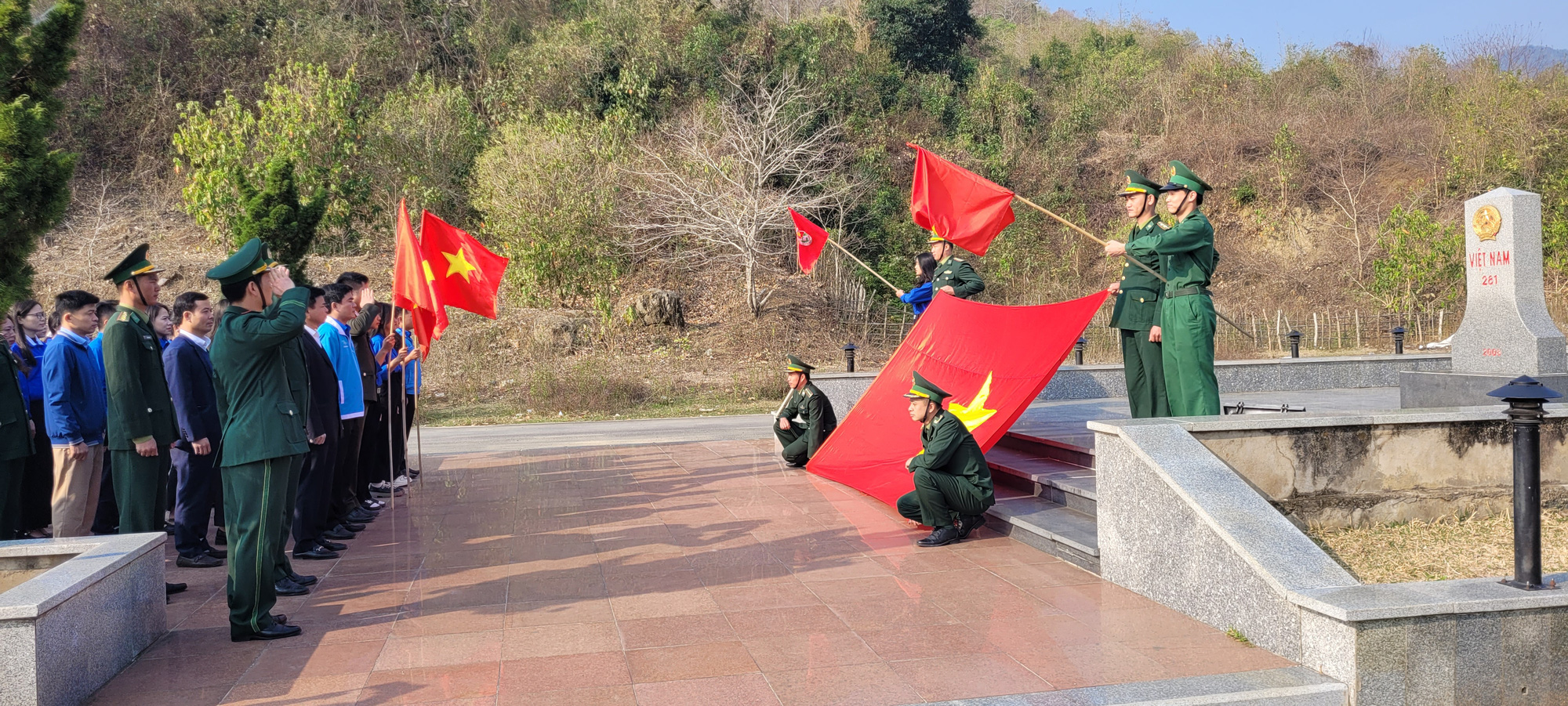 Thiếu cán bộ Đoàn trầm trọng, hoạt động Đoàn ở Thanh Hóa gặp khó khăn- Ảnh 2. Chào cờ tại cột mốc quốc gia ở cửa khẩu Tén Tằn, huyện vùng cao, biên giới Mường Lát, do Ban thường vụ Tỉnh Đoàn Thanh Hóa tổ chức tháng 3-2023 - Ảnh: HÀ ĐỒNG