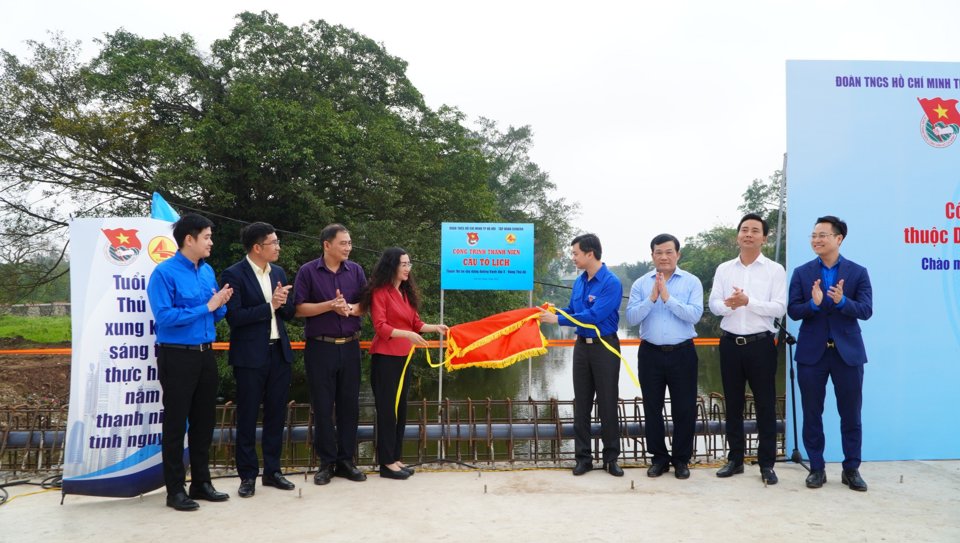 Các đại biểu thực hiện nghi lễ gắn biển công trình thanh niên xây dựng cầu Tô Lịch
