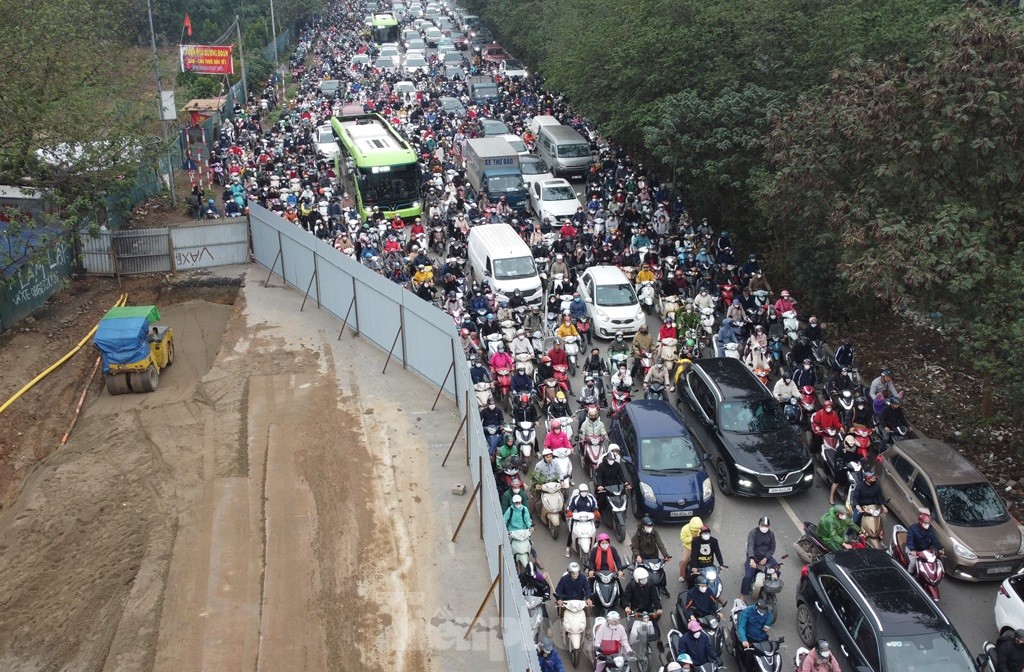 Tắc 'khủng khiếp' trên đại lộ Thăng Long vì hàng rào thi công vẫn chưa điều chỉnh ảnh 2