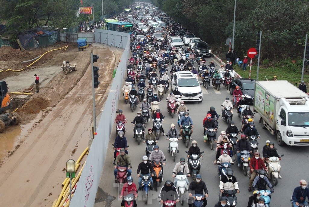 Tắc 'khủng khiếp' trên đại lộ Thăng Long vì hàng rào thi công vẫn chưa điều chỉnh ảnh 6
