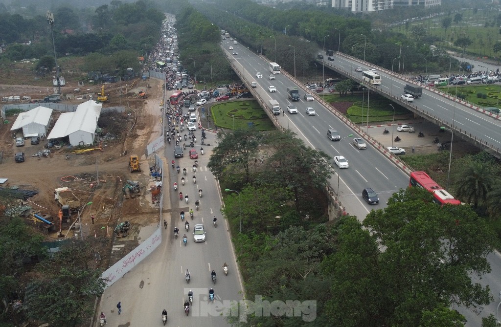 Tắc 'khủng khiếp' trên đại lộ Thăng Long vì hàng rào thi công vẫn chưa điều chỉnh ảnh 8