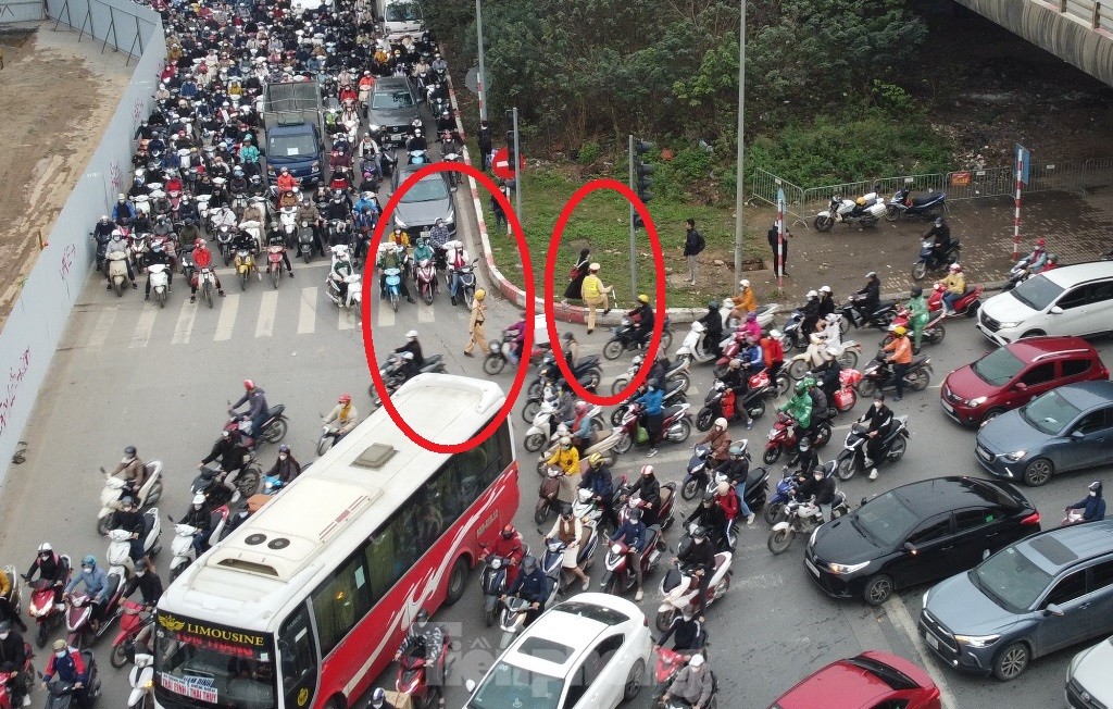 Tắc 'khủng khiếp' trên đại lộ Thăng Long vì hàng rào thi công vẫn chưa điều chỉnh ảnh 10