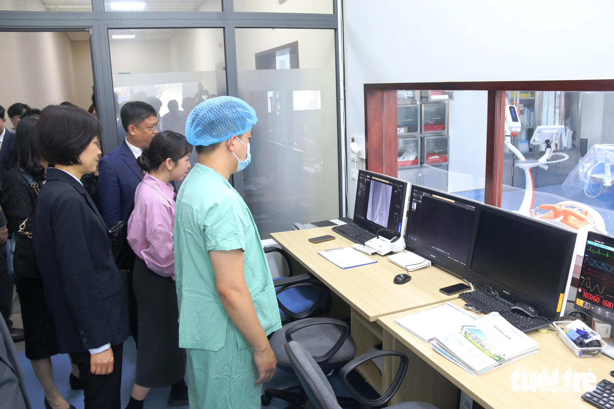 Chủ tịch Quốc hội Hàn Quốc cam kết sẽ ‘liên tục hỗ trợ’ Việt Nam trong lĩnh vực y tế- Ảnh 3. Đoàn đại biểu Quốc hội Hàn Quốc thăm và trực tiếp xem các bác sĩ Việt Nam tại Bệnh viện Trung ương Huế cơ sở 2 thực hiện một ca can thiệp tim mạch - Ảnh: NHẬT LINH
