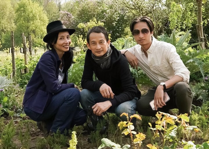 Vợ chồng đạo diễn Trần Anh Hùng và con trai.
