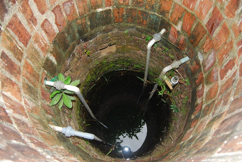 بئر تشام القديم في كوانغ نام، لماذا تبقى المياه صافية لمئات السنين ولا تجف أبدًا؟ - صورة 5.