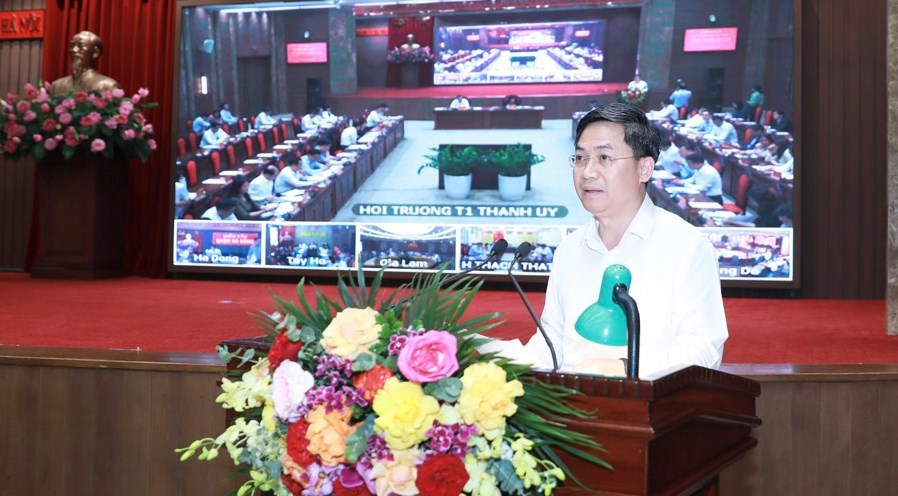Phó Chủ tịch UBND TP Hà Minh Hải trình bày báo cáo tại hội nghị. 