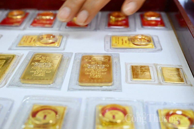 Giá vàng hôm nay 26/3/2024: Vàng SJC lao dốc xuống dưới 80 triệu đồng/lượng, vàng thế giới nhích tăng